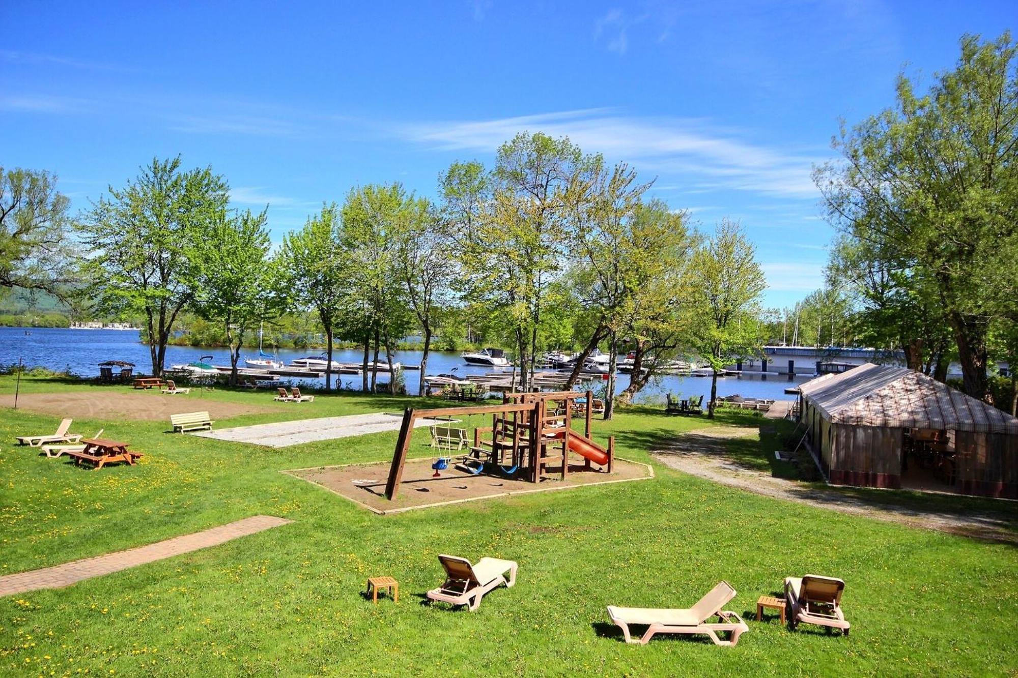 Location Tourisme Estrie - Oberge Du Village Magog Exterior foto